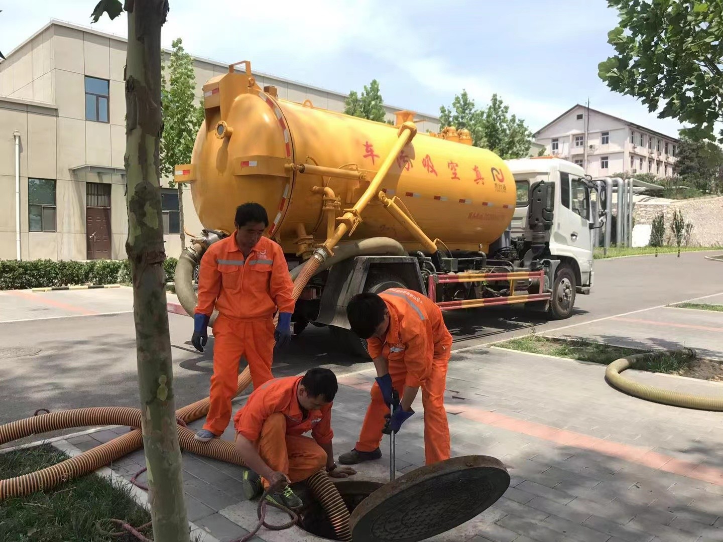 望花管道疏通车停在窨井附近