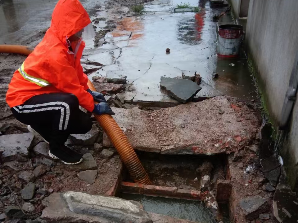 望花专业清理污水池 炜誉市政以规范流程守护城市 “肠道”