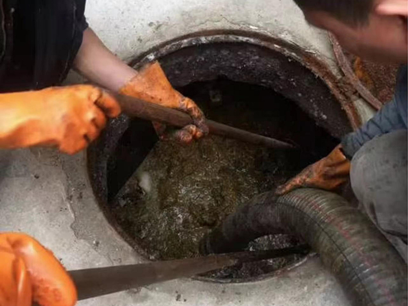 望花清理化粪池时如何避免沼气的危害?